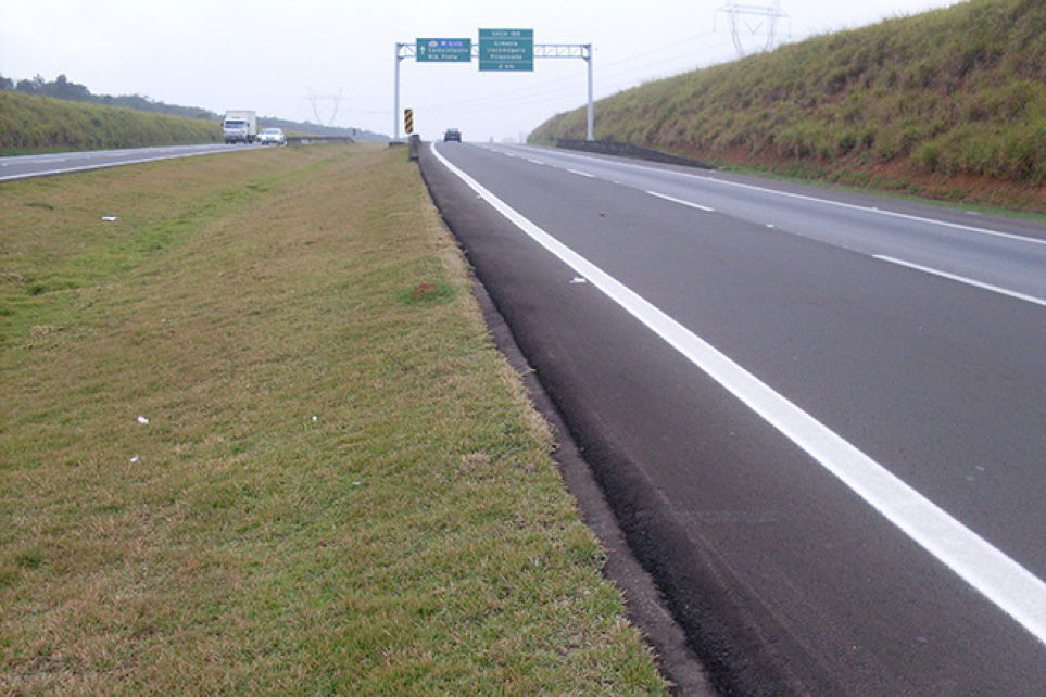 Fluxo de veculos pesados em rodovias concedidas cai quase 5% neste ano