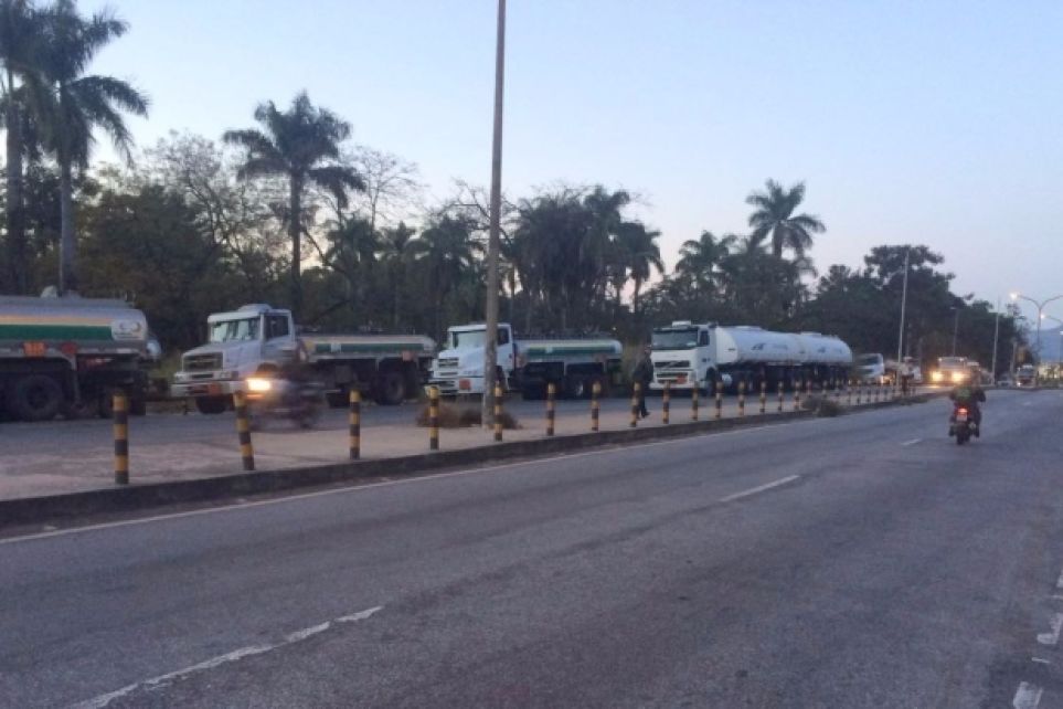 Transportadores de combustveis entram em greve