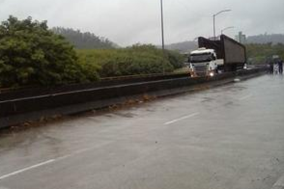 Viaduto sobre a BR-381, em Ipatinga, est com estrutura precria